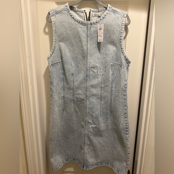 NWT | Never Worn | Abercrombie Shell Denim Dress | Large Tall | Light-wash - Picture 2 of 6